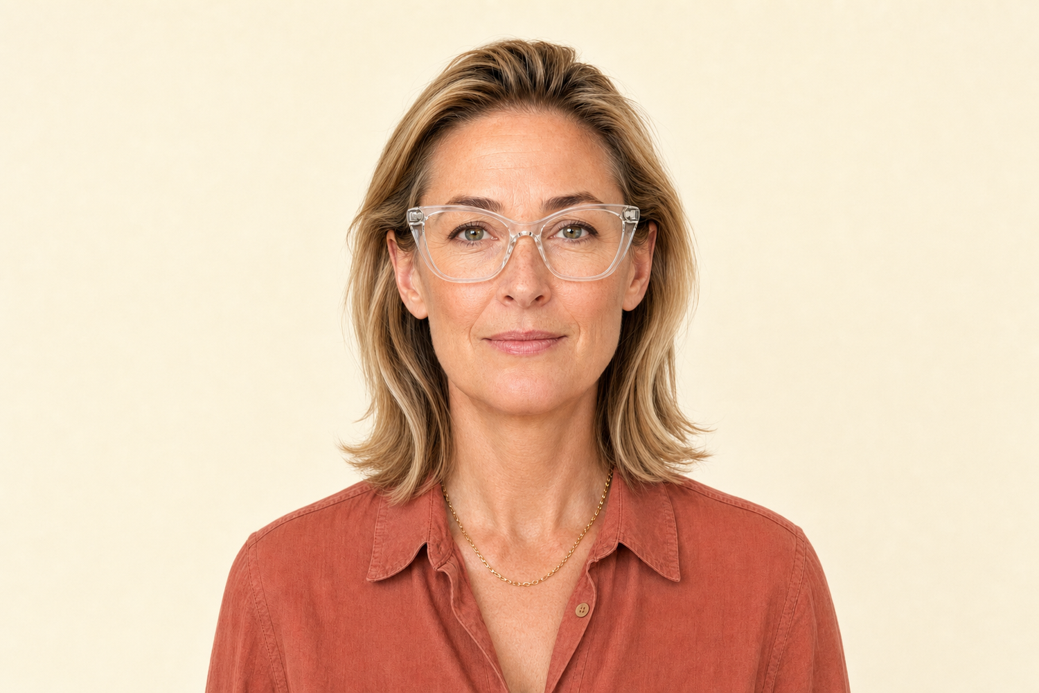 The Wanda - LifeStyle 1 - Pair Eyewear